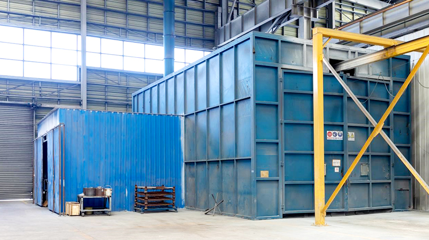 Atelier fermé de projection de zinc à chaud avec système de ventilation indépendant et avancé. Protection de l'environnement, professionnalisme et haute qualité.