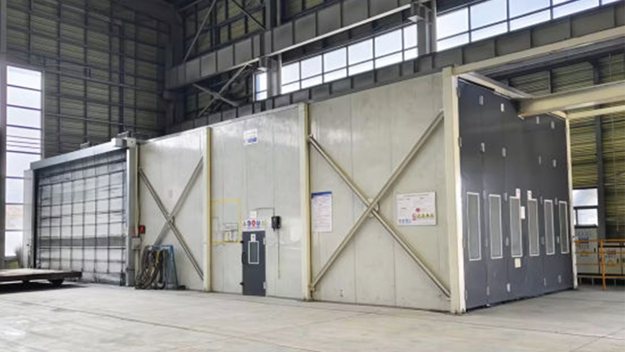 Atelier de pulvérisation fermé, équipement de pulvérisation automatisé, peut sécher rapidement, raccourcir le cycle du processus de peinture, système de purification de l'air indépendant, répond aux exigences de gestion environnementale.